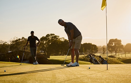 country-club-tasmania_image-galery_golf-couse_golfers-playing-1-550x350