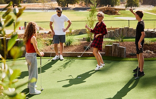country-club-tasmania_image-galery_mini-golf_1-550x350