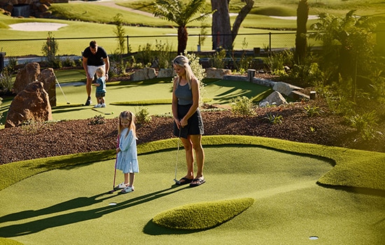 country-club-tasmania_image-galery_mini-golf_playing-with-kids-550x350