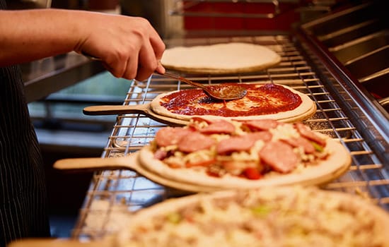 bolters-pizzeria-gallery-image-country-club-bolters-chef-making-pizza-2-550x350