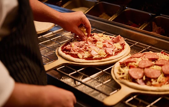 bolters-pizzeria-gallery-image-country-club-bolters-chef-making-pizza-550x350