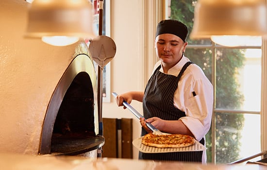 bolters-pizzeria-gallery-image-country-club-bolters-chef-with-pizza-550x350