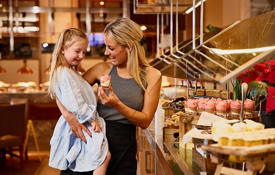 links-gallery-image-country-club-links-buffet-mother-and-daughter-happy-550x350