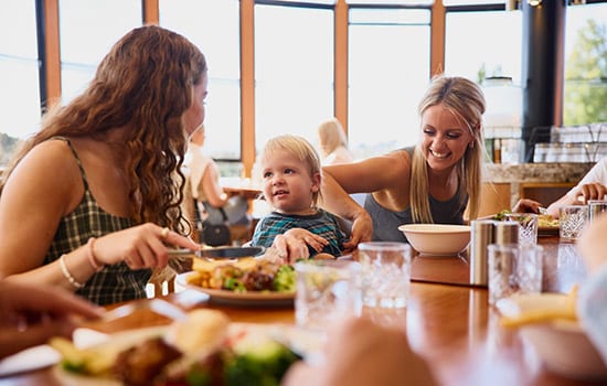 links-gallery-image-country-club-links-family-with-child-dining-550x350-jpg